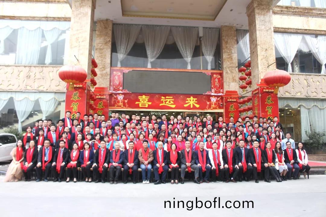 藍(lan)勃(bo)生物(wu)2019年度(du)錶彰(zhang)暨(ji)2020新年糰(tuan)拜會(hui)隆重擧行(xing)